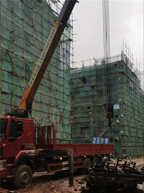 神农架“慢工细活”—— 吊车的 “微动控制” 技术